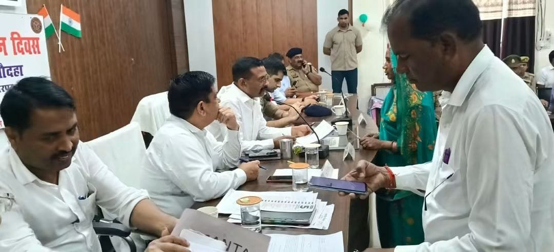 news21national's tweet photo. हमीरपुर: मौदहा में DM-SP ने सुनी जनसमस्याएं, अधिकारियों को समयबद्ध निस्तारण के निर्देश
#Hamirpur #Maudaha #SamadhanDiwas #DistrictAdministration #UPNews #BreakingNews #LatestNews #HindiNews #News21 #News21National https://t.co/AAKzp5CbKa
