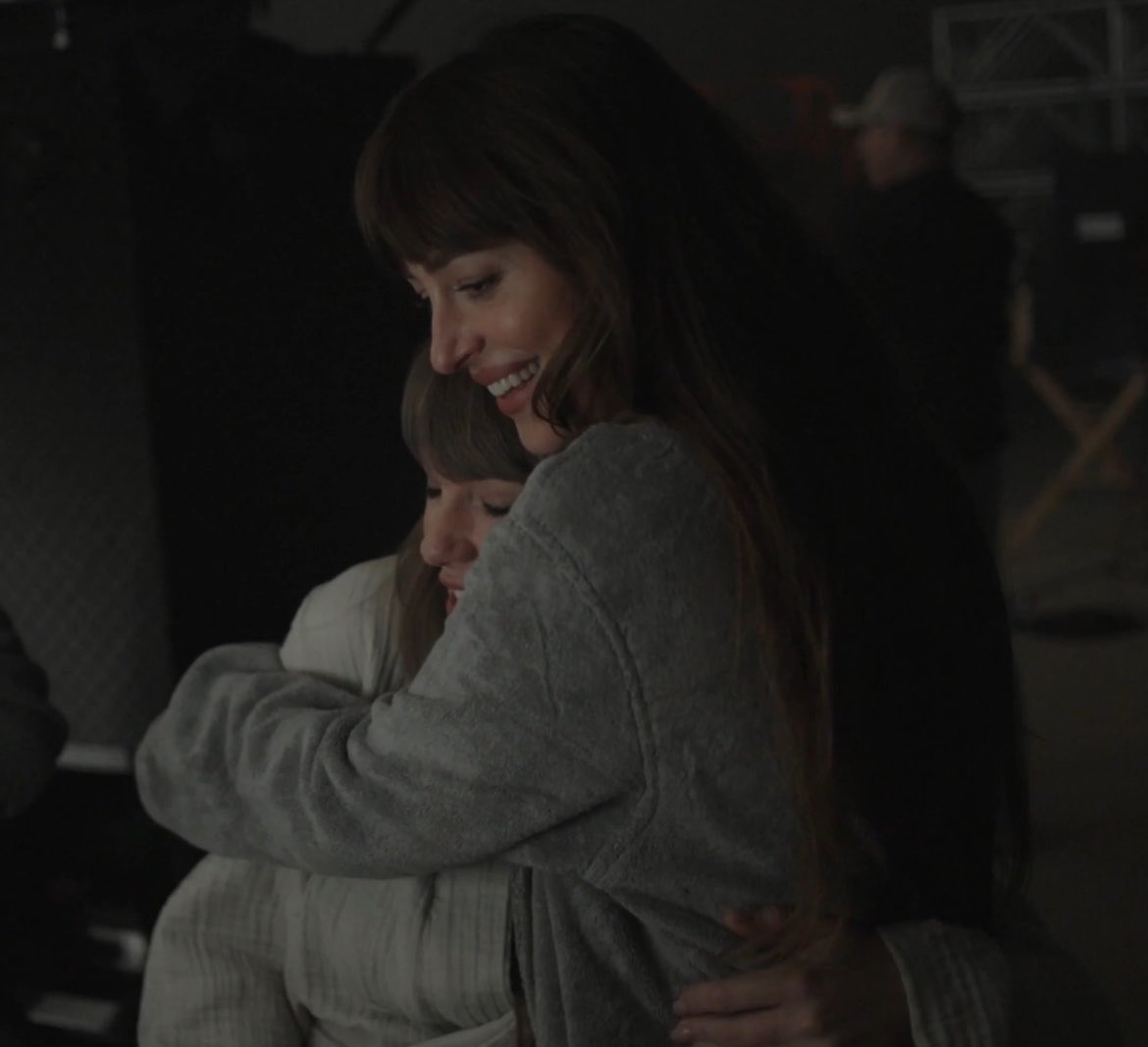 maisiesivy's tweet photo. the amount of taydakota hugs we have now https://t.co/gR3nO3tZfq