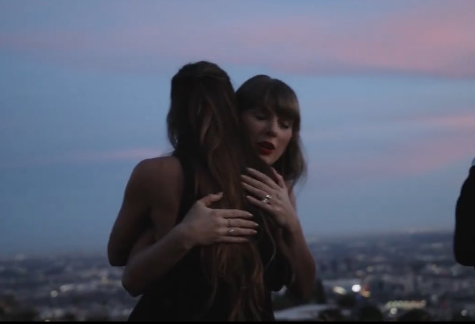 maisiesivy's tweet photo. the amount of taydakota hugs we have now https://t.co/gR3nO3tZfq