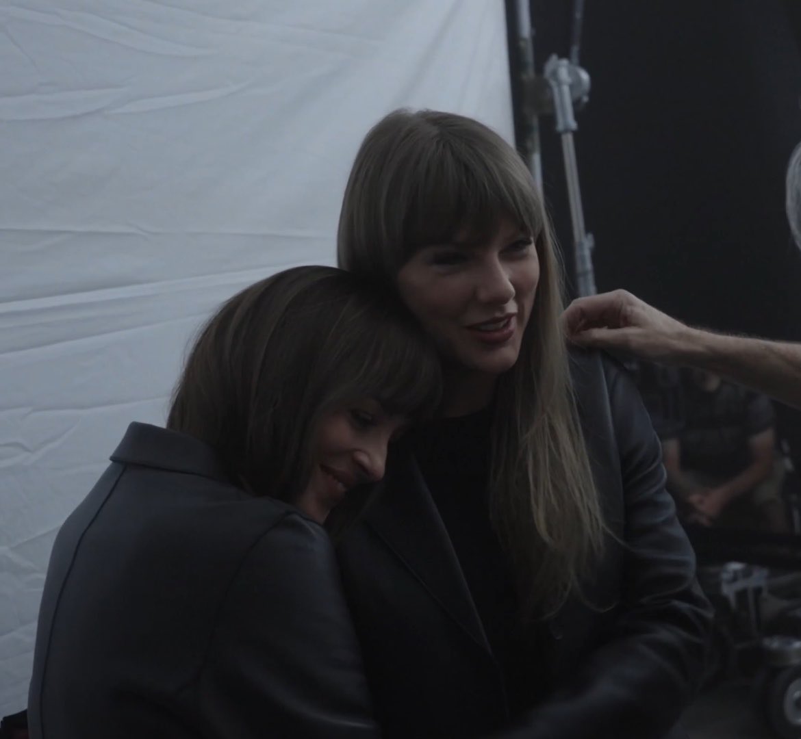 maisiesivy's tweet photo. the amount of taydakota hugs we have now https://t.co/gR3nO3tZfq