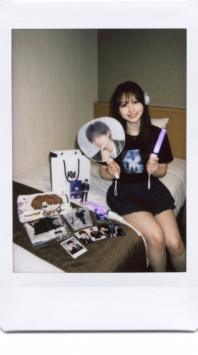 mousoueizouk's tweet photo. 全裸推し活 第一話 さくらさん編
推しへの愛は、隠しきれない。

メンズアイドルグループを応援する、さくらさん。
ライブ開演前の会場で、推しについてインタビュー！
https://t.co/ZuYaR681Qv https://t.co/zVbVo5pvdD