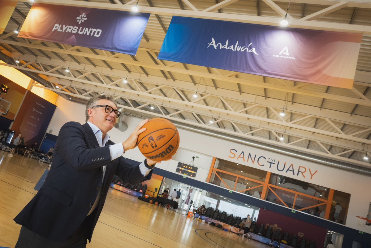 GaviraVox's tweet photo. 🏀 El mejor baloncesto del mundo elige Andalucía.

Visitamos The Embassy, en Fuengirola, donde los Cleveland Cavaliers de la NBA preparan su nueva temporada. Un placer compartir este encuentro con José Manuel Calderón y Berni Rodríguez, dos referentes de nuestro baloncesto.

Instalaciones de primer nivel y talento propio para atraer a los mejores y llevar el nombre de Andalucía por todo el mundo.