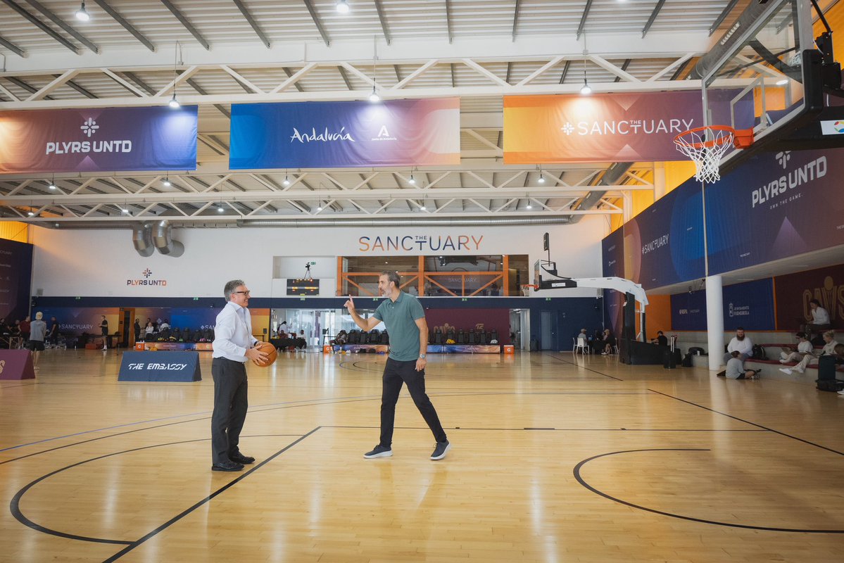 GaviraVox's tweet photo. 🏀 El mejor baloncesto del mundo elige Andalucía.

Visitamos The Embassy, en Fuengirola, donde los Cleveland Cavaliers de la NBA preparan su nueva temporada. Un placer compartir este encuentro con José Manuel Calderón y Berni Rodríguez, dos referentes de nuestro baloncesto.

Instalaciones de primer nivel y talento propio para atraer a los mejores y llevar el nombre de Andalucía por todo el mundo.