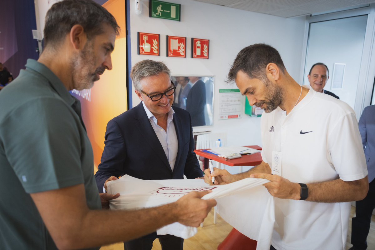 GaviraVox's tweet photo. 🏀 El mejor baloncesto del mundo elige Andalucía.

Visitamos The Embassy, en Fuengirola, donde los Cleveland Cavaliers de la NBA preparan su nueva temporada. Un placer compartir este encuentro con José Manuel Calderón y Berni Rodríguez, dos referentes de nuestro baloncesto.

Instalaciones de primer nivel y talento propio para atraer a los mejores y llevar el nombre de Andalucía por todo el mundo.