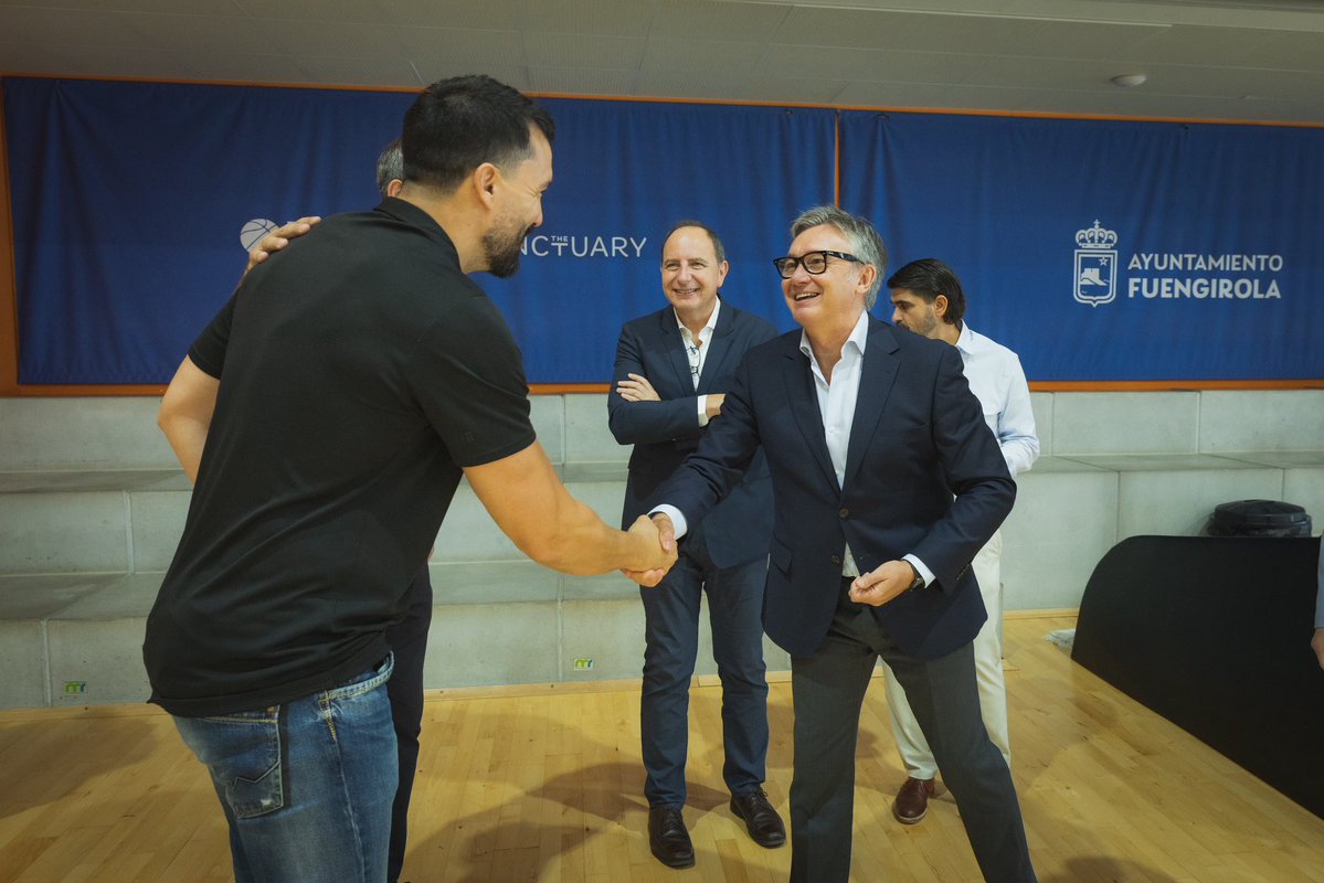 GaviraVox's tweet photo. 🏀 El mejor baloncesto del mundo elige Andalucía.

Visitamos The Embassy, en Fuengirola, donde los Cleveland Cavaliers de la NBA preparan su nueva temporada. Un placer compartir este encuentro con José Manuel Calderón y Berni Rodríguez, dos referentes de nuestro baloncesto.

Instalaciones de primer nivel y talento propio para atraer a los mejores y llevar el nombre de Andalucía por todo el mundo.