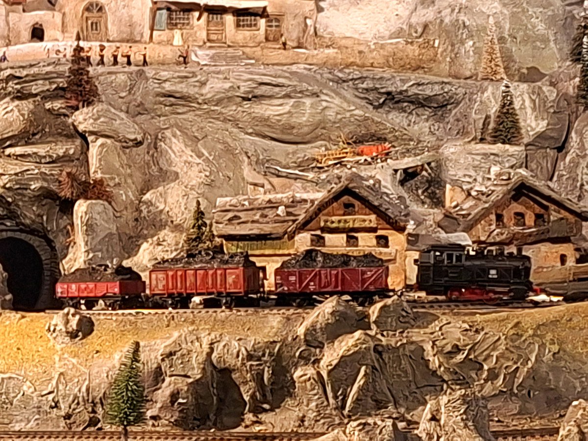 JeroenvdSterren's tweet photo. Update Diorama🚧📷 Helaas is het ontsporen van de treintjes wederom een feit na paar dgn geen ontsporen nu weer meerdere treintjes ontspoort helaas. Mag ff naar gekeken worden #efteling #diorama @NielsKooyman https://t.co/LowFQHeRAT