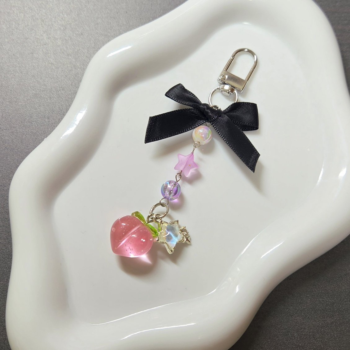Tea_latteko's tweet photo. 桃のチャーム🍑
#ビーズアクセサリー
#ハンドメイド https://t.co/QLJS6D9KZf