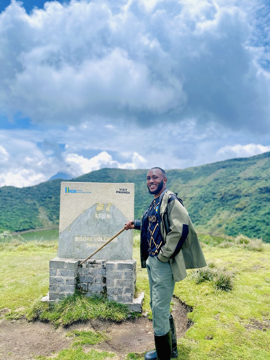 Ntwarioli's tweet photo. What a beautiful way to spend your birthdayโฆ at 3,711 m above sea level, on top of Bisoke Volcano. ๐๏ธโ๏ธ๐โจ Guys our country is truly beautiful, come experience it for yourself. ๐ท๐ผโค๏ธ
#VisitRwanda #Bisoke #Octoberlibra https://t.co/Fc5XrqPyRi