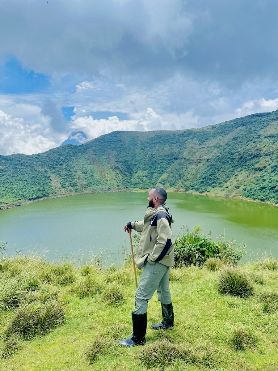 Ntwarioli's tweet photo. What a beautiful way to spend your birthdayโฆ at 3,711 m above sea level, on top of Bisoke Volcano. ๐๏ธโ๏ธ๐โจ Guys our country is truly beautiful, come experience it for yourself. ๐ท๐ผโค๏ธ
#VisitRwanda #Bisoke #Octoberlibra https://t.co/Fc5XrqPyRi