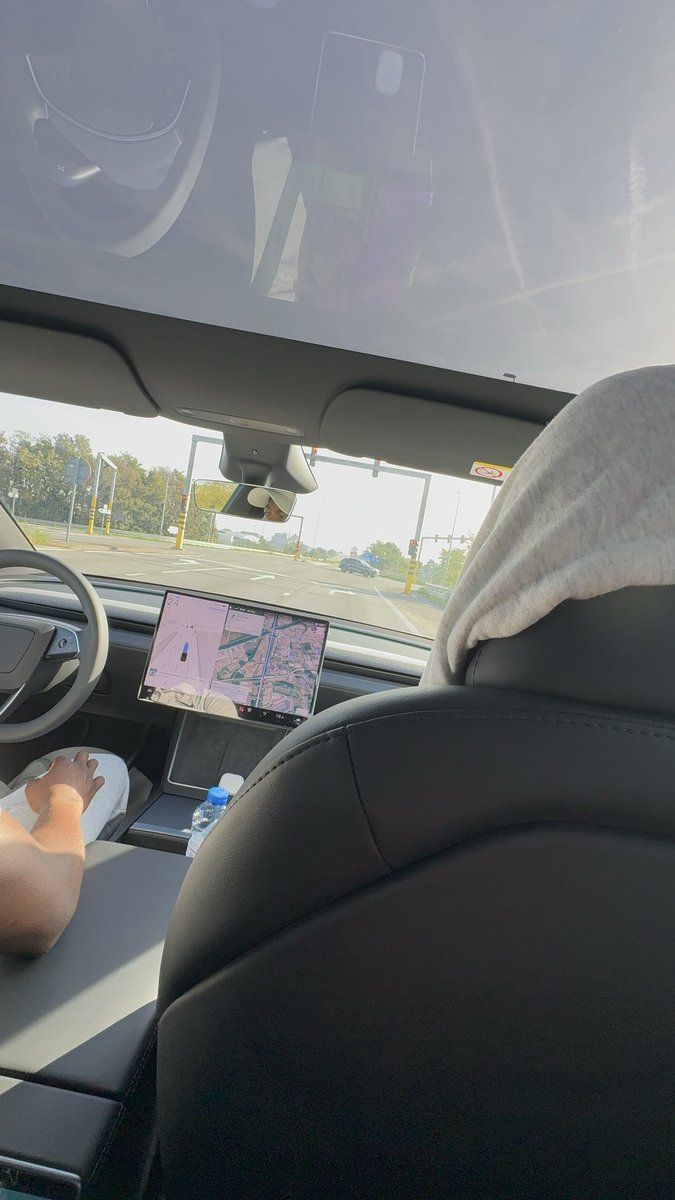 PrinceAdeBB's tweet photo. Time to burn some calories 🏋🏾♂️
and Tesla gets you to your favourite places on FSD😎 #weekendworkout https://t.co/Q0N6duUuKy