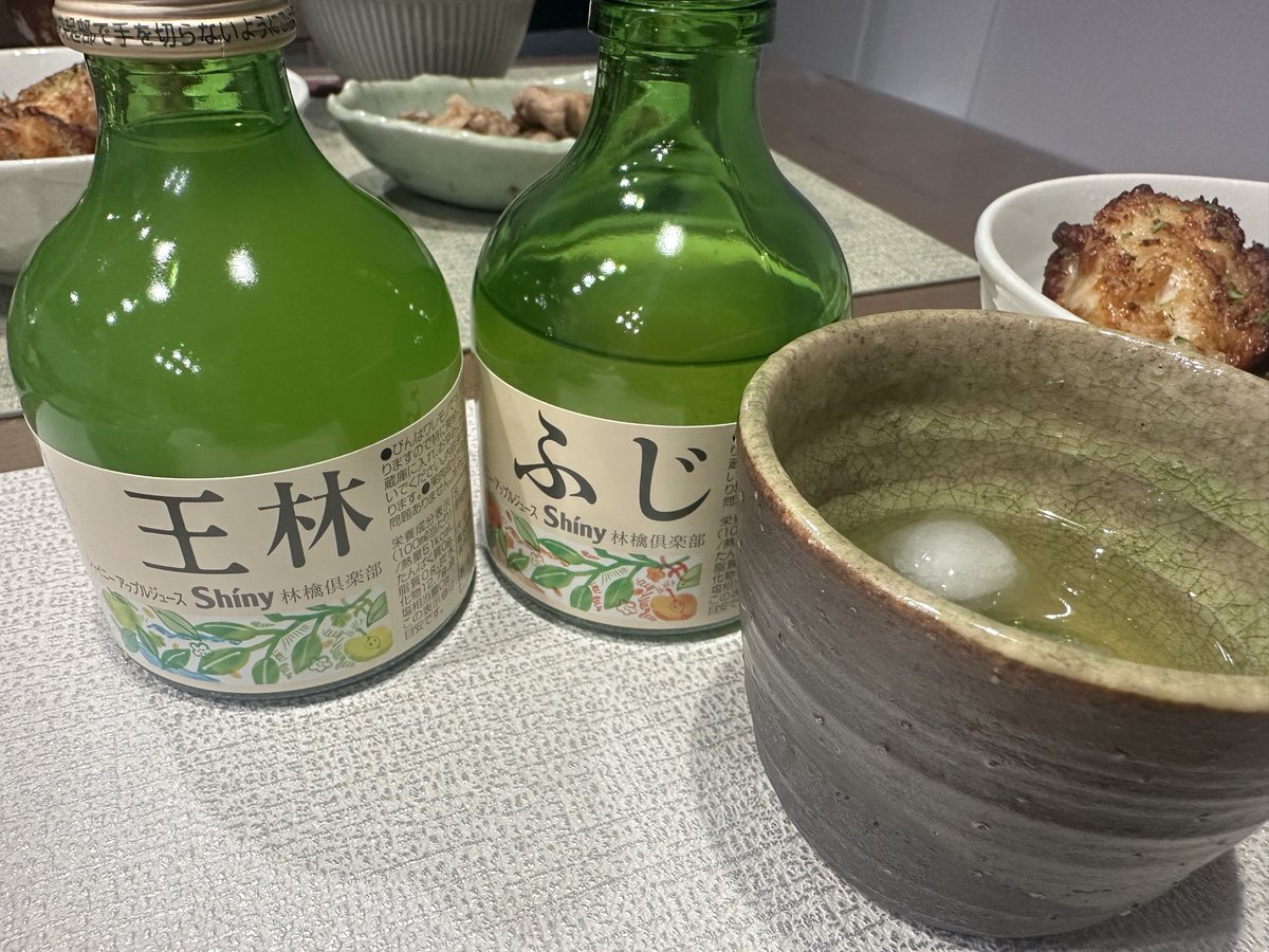 KyukoNine's tweet photo. むぎちゃんから誕生日プレゼントに頂いたりんごジュース飲む🍻🍎 https://t.co/pP4DHUo07m