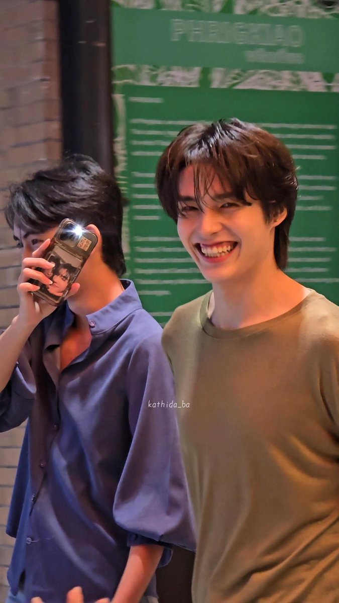 KTDHN05's tweet photo. อยากสอบถามว่าโทรศัพท์ใครคะสนใจรูปหลังเคสค่ะ🤨
#hengmarkii https://t.co/q7VNUop2XI