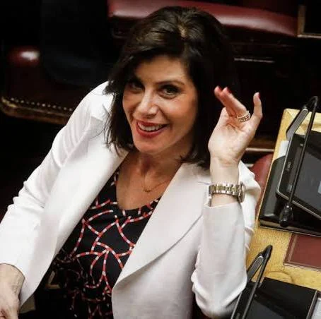 RXRqdEgogik2Z9P's tweet photo. Εμείς πληρώνουμε τα λάθη της Άννα Μισέλ!!!

Το Διοικητικό Πρωτοδικείο Αθηνών επιδίκασε αποζημίωση 4.000 ευρώ σε απόδημο Έλληνα για την ηθική βλάβη που υπέστη από τη μη εξουσιοδοτημένη διάδοση της ηλεκτρονικής του διεύθυνσης από την Άννα-Μισέλ Ασημακοπούλου και τον Μιχάλη Σταυριανουδάκη.
Έχουν κατατεθεί περίπου 230 αγωγές για αποζημίωση.

900.000 ευρώ περίπου θα πληρώσουμε εσείς κι εγώ για την Ασημακοπούλου, που έχει 13 ακίνητα κι 700.000 ευρώ εισοδήματα!!!
Πώς νιώθετε που μας κλέβουν τόσο αισχρά;