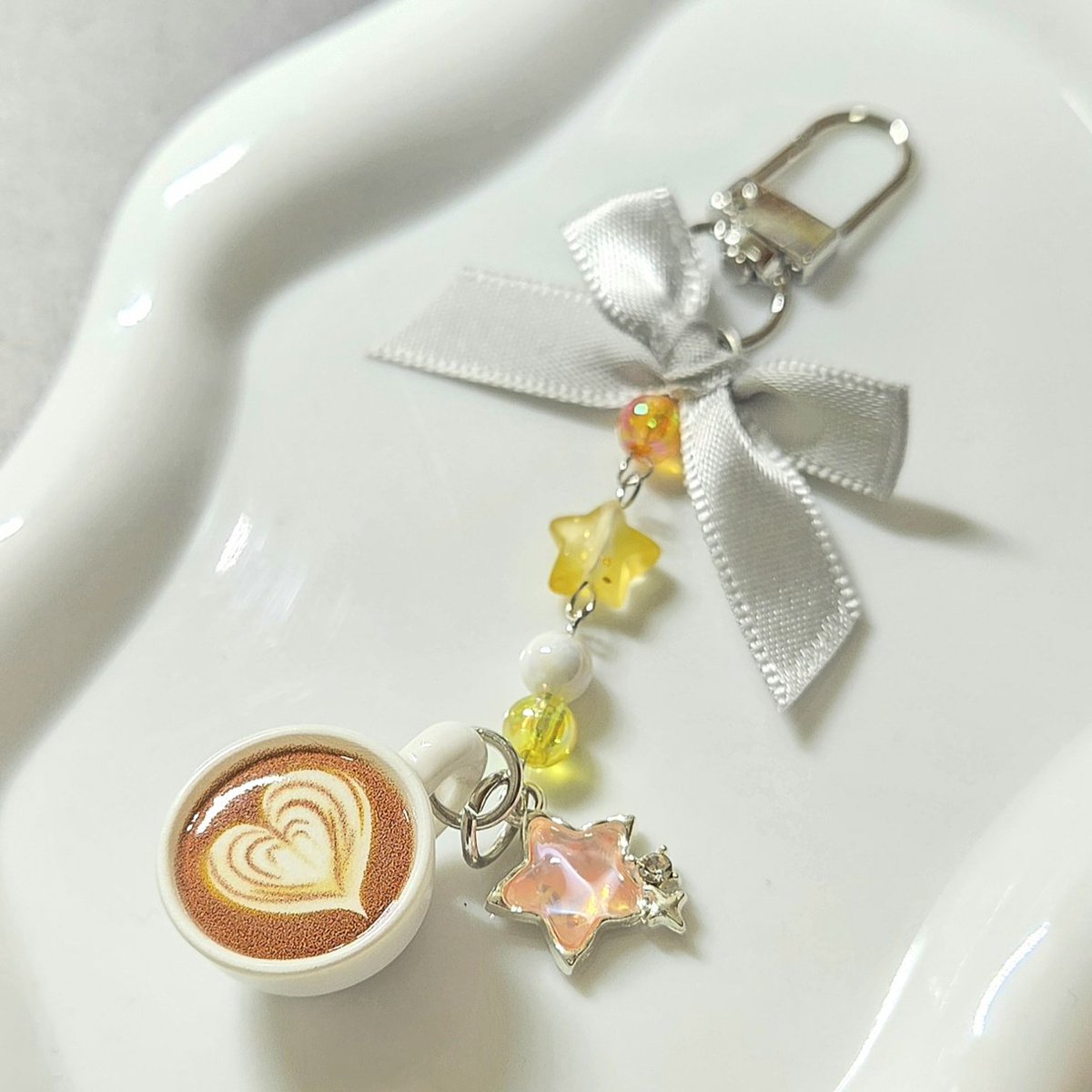 Tea_latteko's tweet photo. カフェラテのチャーム☕️
#ビーズアクセサリー
#ハンドメイド https://t.co/LG1jl4WWH4