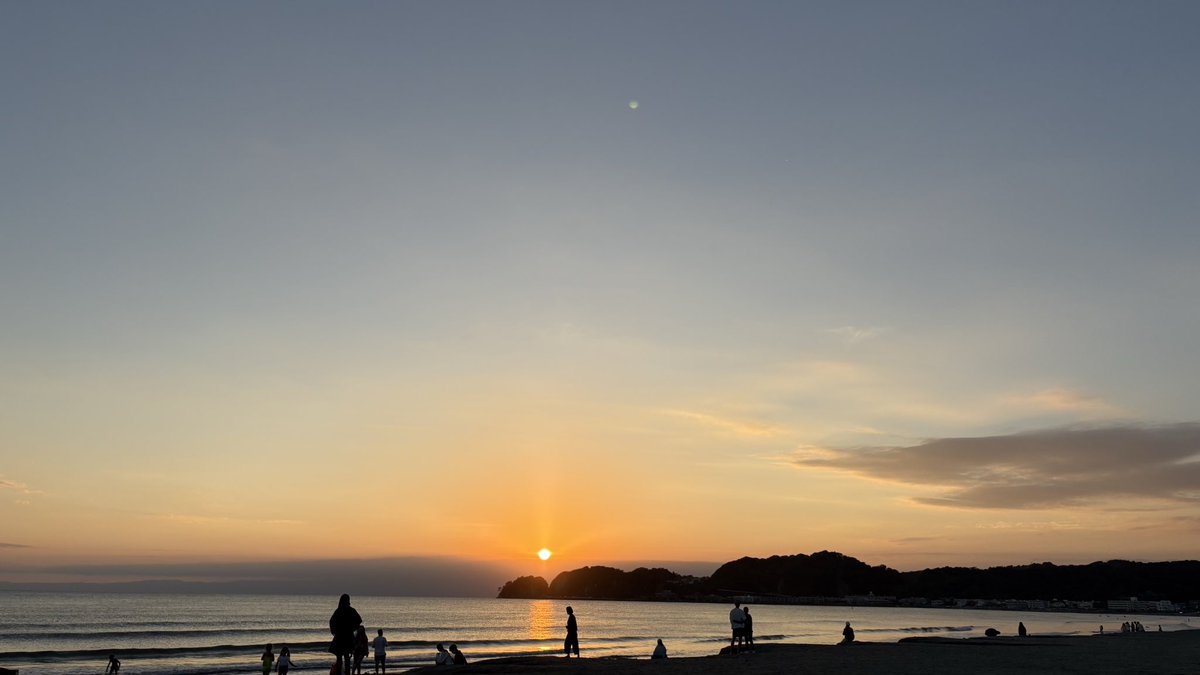nishi_taker's tweet photo. 土曜RUNは、8㎞をユルJOGで。
なんだかんだ雨は降らず、夕方には晴れ間が！
お陰で綺麗な夕陽に出逢えました。
にしても、最近雨ばかりだったので、余計日が沈むの早くなったと感じるねー。
#サブ4挑戦 #ランニング #由比ヶ浜RUN #イマソラ https://t.co/y4lL7epv8t