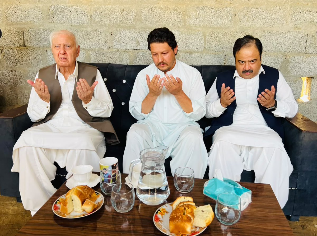AftabSherpao's tweet photo. صوبائی چیئرمین سکندر حیات خان شیرپاؤ کے ہمراہ مرحوم اجمل خان کی رہائش گاہ آمد
اہلِ خانہ سے اظہار تعزیت و ہمدردی اور مرحوم کے ایصال ثواب کے لیے فاتحہ خوانی بھی کی
اس موقع پر جنرل سیکرٹری تاج خان، چیئرمین اصغر خان، ضلعی کنویئر جاوید حسین خان، امیر رحمان خان، حاجی غنی رحمان، سابق ناظم یحیٰ جان
مہمند ۔حاجی جھانزیب حان۔اور پارٹی کے دیگر مشیران و ذمہ داران بھی موجود تھے
#QWP #AftabSherpao #SikandarSherpao