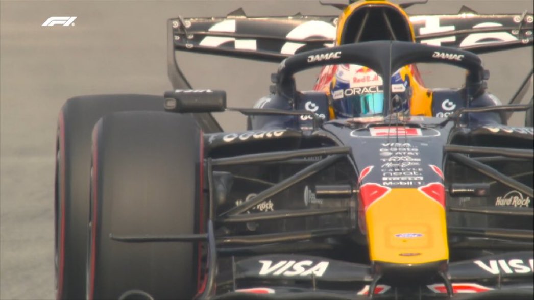 PASSiiON_F1's tweet photo. ⏱️POOOOOOOLE POSITION DE MAX VERSTAPPEN !! MAIS Y A QUOI DANS LES REDBULL ???

2 - Hamilton 

3 - Hadjar 

#F1 #BahrainGP 🇧🇭 https://t.co/tU7oEdq6ov