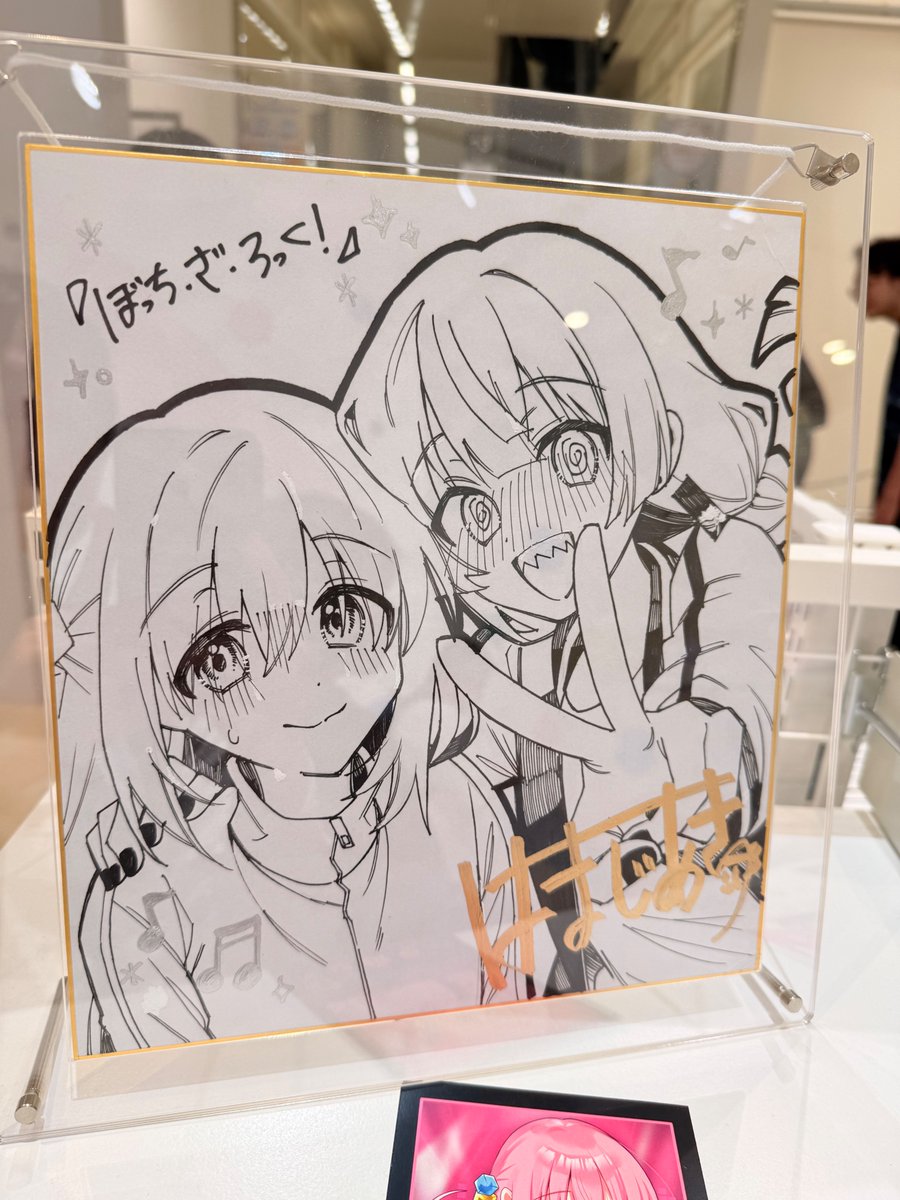 takesatake_take's tweet photo. はまじあき先生の色紙潰れてると思ったら自分で潰したらしい https://t.co/DdEdJRAFYC