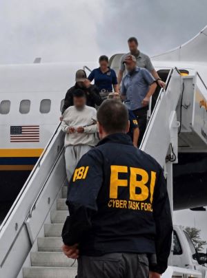 homeroboscan's tweet photo. La captura y deportación a Estados Unidos de Aníbal Canelón Aguirre, "El ingeniero", acusado de estafar millones clonando tarjetas de crédito desde una célula del Tren de Aragua, en Nebraska, deja sin efecto el artículo de la Constitución de Venezuela que prohíbe la extradición de venezolanos...Ahora seguramente se producirán extradiciones de varios capos chavistas como El Aissami, Diosdado Cabello, Tarek Williams Saab y Nicolasito Maduro... Nicolás Maduro y Alex Saab fueron extraditados a USA como colombianos..."El Ingeniero" y Cilia Flores son los el primeros venezolanos extraditados a Estados Unidos.