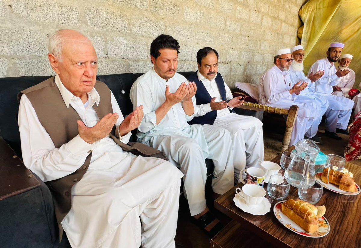 AftabSherpao's tweet photo. صوبائی چیئرمین سکندر حیات خان شیرپاؤ کے ہمراہ مرحوم اجمل خان کی رہائش گاہ آمد
اہلِ خانہ سے اظہار تعزیت و ہمدردی اور مرحوم کے ایصال ثواب کے لیے فاتحہ خوانی بھی کی
اس موقع پر جنرل سیکرٹری تاج خان، چیئرمین اصغر خان، ضلعی کنویئر جاوید حسین خان، امیر رحمان خان، حاجی غنی رحمان، سابق ناظم یحیٰ جان
مہمند ۔حاجی جھانزیب حان۔اور پارٹی کے دیگر مشیران و ذمہ داران بھی موجود تھے
#QWP #AftabSherpao #SikandarSherpao