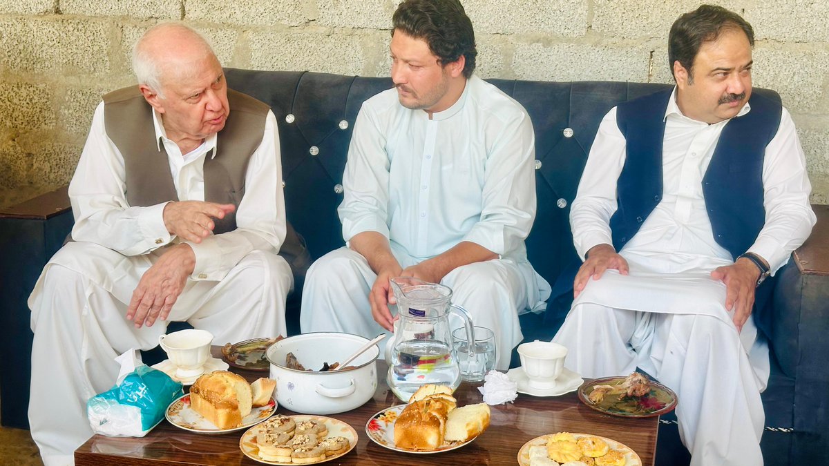 AftabSherpao's tweet photo. صوبائی چیئرمین سکندر حیات خان شیرپاؤ کے ہمراہ مرحوم اجمل خان کی رہائش گاہ آمد
اہلِ خانہ سے اظہار تعزیت و ہمدردی اور مرحوم کے ایصال ثواب کے لیے فاتحہ خوانی بھی کی
اس موقع پر جنرل سیکرٹری تاج خان، چیئرمین اصغر خان، ضلعی کنویئر جاوید حسین خان، امیر رحمان خان، حاجی غنی رحمان، سابق ناظم یحیٰ جان
مہمند ۔حاجی جھانزیب حان۔اور پارٹی کے دیگر مشیران و ذمہ داران بھی موجود تھے
#QWP #AftabSherpao #SikandarSherpao