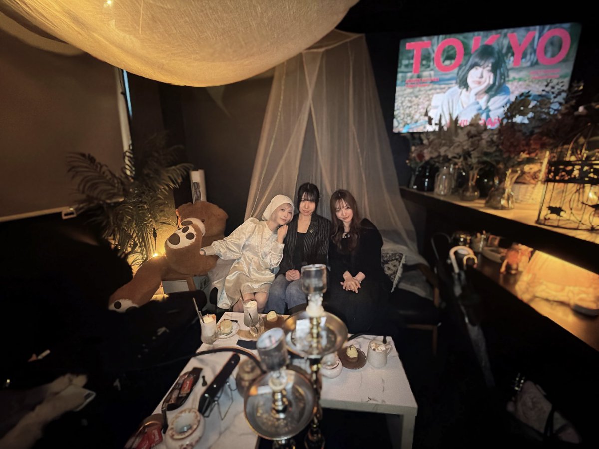 gunma_sukisuki's tweet photo. おしゃカフェで集合写真撮ってもらうとき
「引きで」って伝えたら
想像を超えてきたけど、なんか雰囲気よくて神 https://t.co/oEFMdGXgZL
