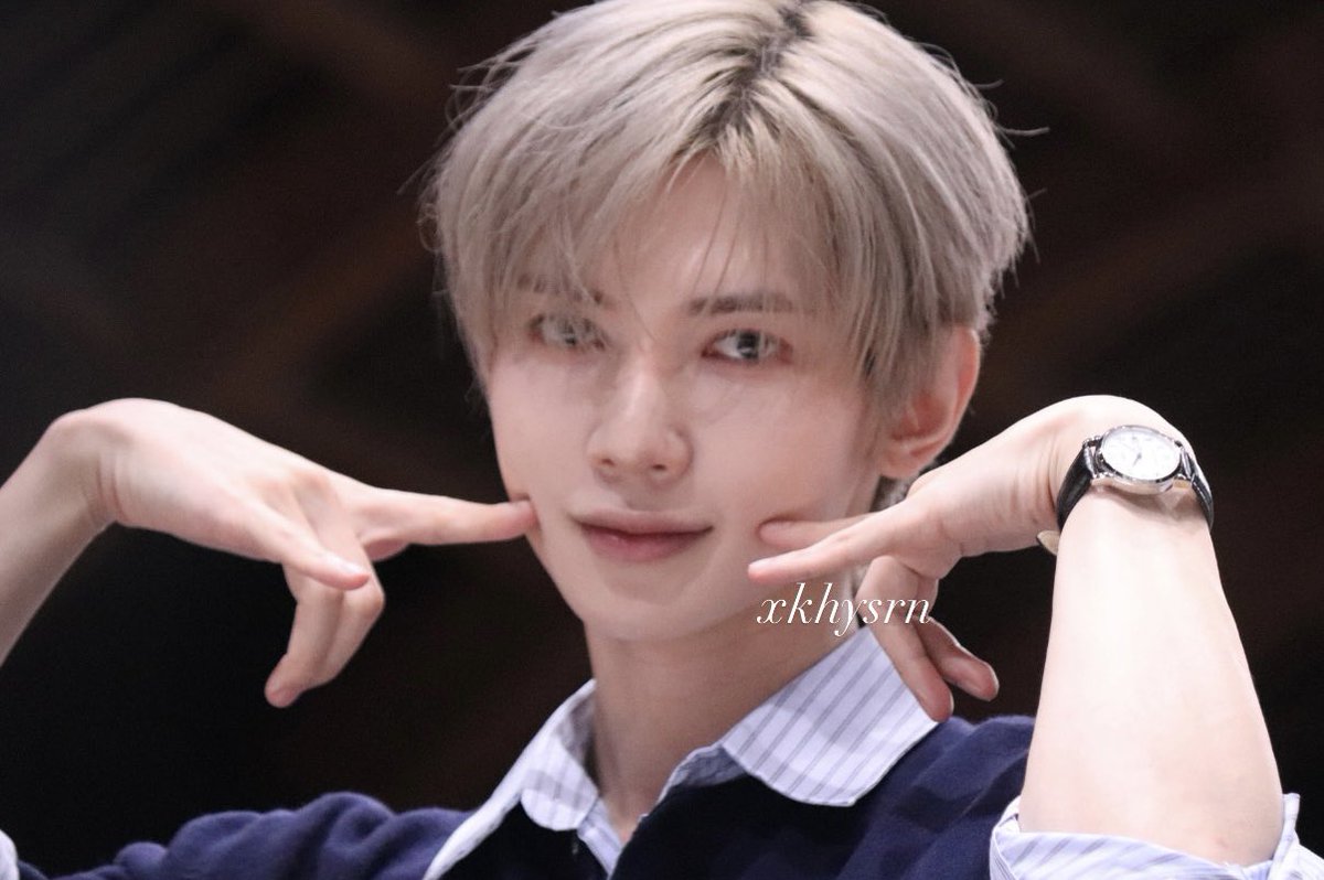 xkhysrn's tweet photo. 261003 団体サイン会

かわいいポーズ՞ ̳o̴̶̷̤  ̫ o̴̶̷̤ ̳՞

 #에이티즈 #여상 #ATEEZ #YEOSANG #ヨサン https://t.co/UZ53QHxp29