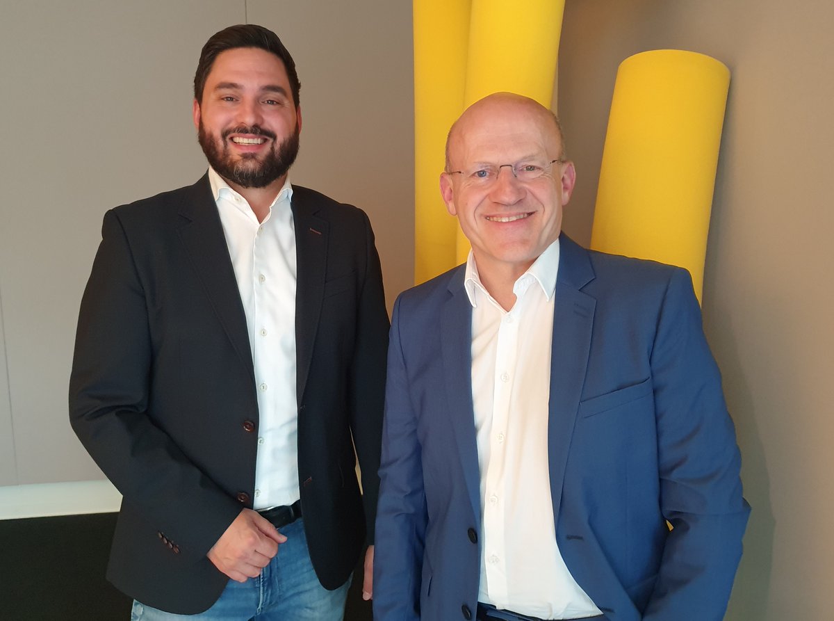 BurkhardtPhilip's tweet photo. SP-Co-Präsident Cédric #Wermuth erwartet nach dem Rücktritt von Bundespräsident Guy #Parmelin von der @SVPch eine Kandidatur aus der #Romandie.
Es würde ihn als "halber" Romand "persönlich sehr treffen", wenn die Romandie nicht mehr mit zwei Sitzen im Bundesrat vertreten wäre, sagt er in der "Samstagsrundschau" von Radio @srfnews.
Es sei zwar Sache der #SVP, ob sie die Romandie noch repräsentieren möchte, erklärt @cedricwermuth: "Aber als 'halber' Romand und als Staatsbürger würde ich schon sagen, dass es eine gute Tradition gibt in diesem Land, wonach die Romandie mit zwei Sitzen im #Bundesrat vertreten ist".
Weiter sagt Wermuth: "Ich erwarte vor allem, dass es eine Kandidatur ist, welche die demokratischen Spielregeln und die #Kollegialität wieder besser repräsentiert". Damit zielt er auf SVP-Bundesrat Albert #Rösti, denn Guy @ParmelinG habe "immer versucht, seine Rolle in der Kollegialität zu spielen".
"Wir haben einen zweiten SVP-Bundesrat, der sich hier mehr Freiheiten herausnimmt und zum Teil etwas unschweizerische politische Spielchen macht", sagt der @spschweiz -Co-Präsident an die Adresse von Bundesrat Rösti: "Das ist eigentlich eine Politik, die an #Trump angelehnt ist".
