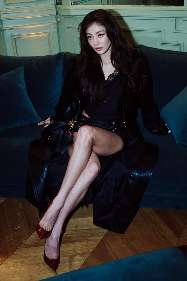 godmitzu's tweet photo. JIHYO FOR CHRISTIAN LOUBOUTIN SHE'S SO FINE https://t.co/uBlemRzhBq