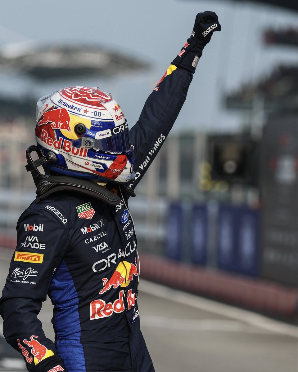 redbullracing's tweet photo. POLE POSITION☝️🦁

#F1 || #BahrainGP https://t.co/7QCAc2iUJ6