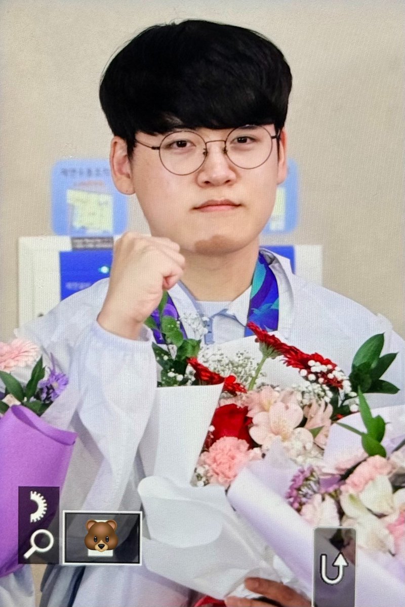 _pino_min's tweet photo. 261003 ICN pre

금메달 축하해 민형아 🏅💐

#구마유시 #이민형
#Gumayusi #KORWIN https://t.co/TiRIr6rDa2