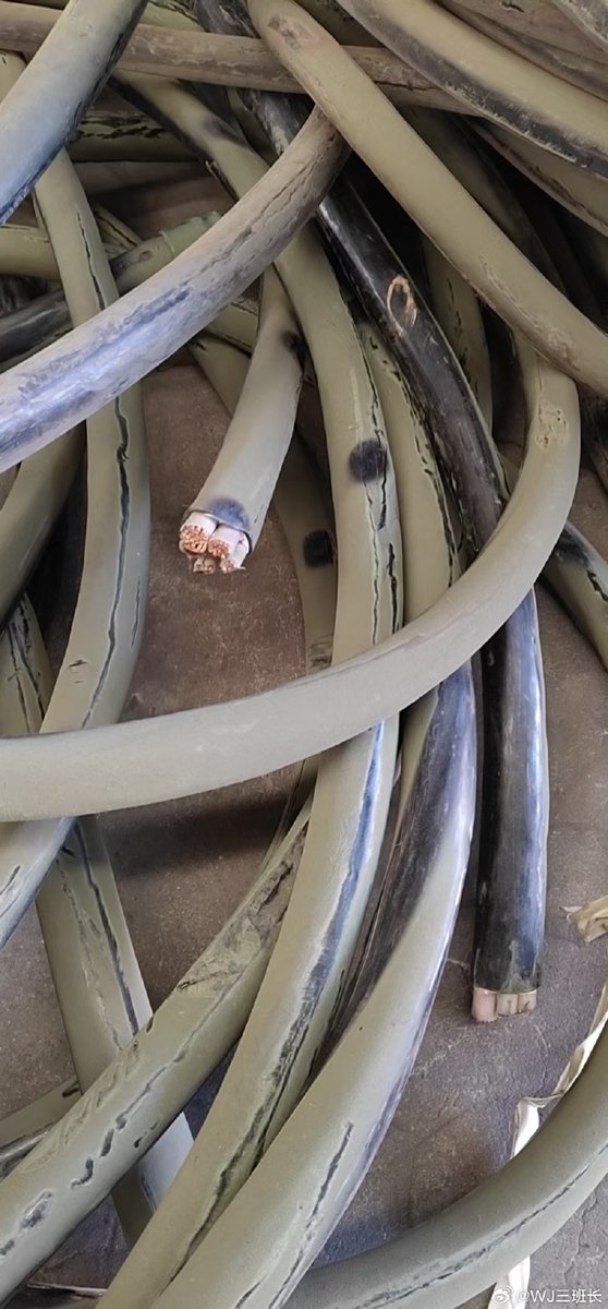 squik045391v1's tweet photo. The hard, damaged cable over there looks really worn. https://t.co/APwSEgWg3J