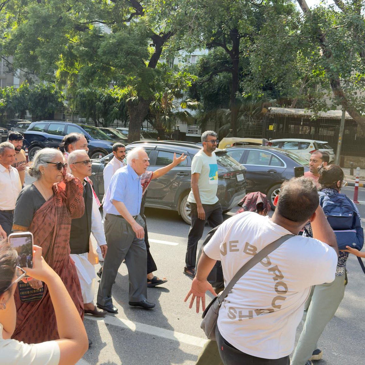 LiveLawIndia's tweet photo. Several lawyers, including Kapil Sibal and Prashant Bhushan, march to Jantar Mantar to protest against Chief Election Commissioner Gyanesh Kumar. https://t.co/Wn2eYWIfIS