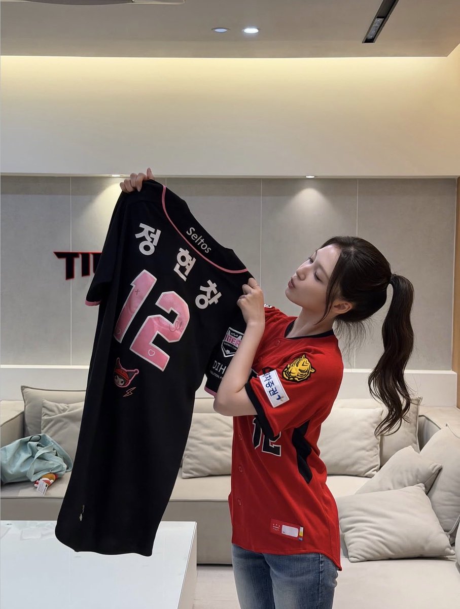 sswgc12's tweet photo. 이온공주님 바로 유니폼 개시 하셨나봐 https://t.co/nw9MeEy73b