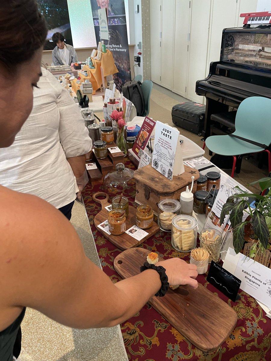 TaraTeacher1's tweet photo. Fantastic vegan festival in #singapore #vegan #earthlingsfest #janegoodall #plantbased #AnimalProtection https://t.co/YDNZoWMyk8