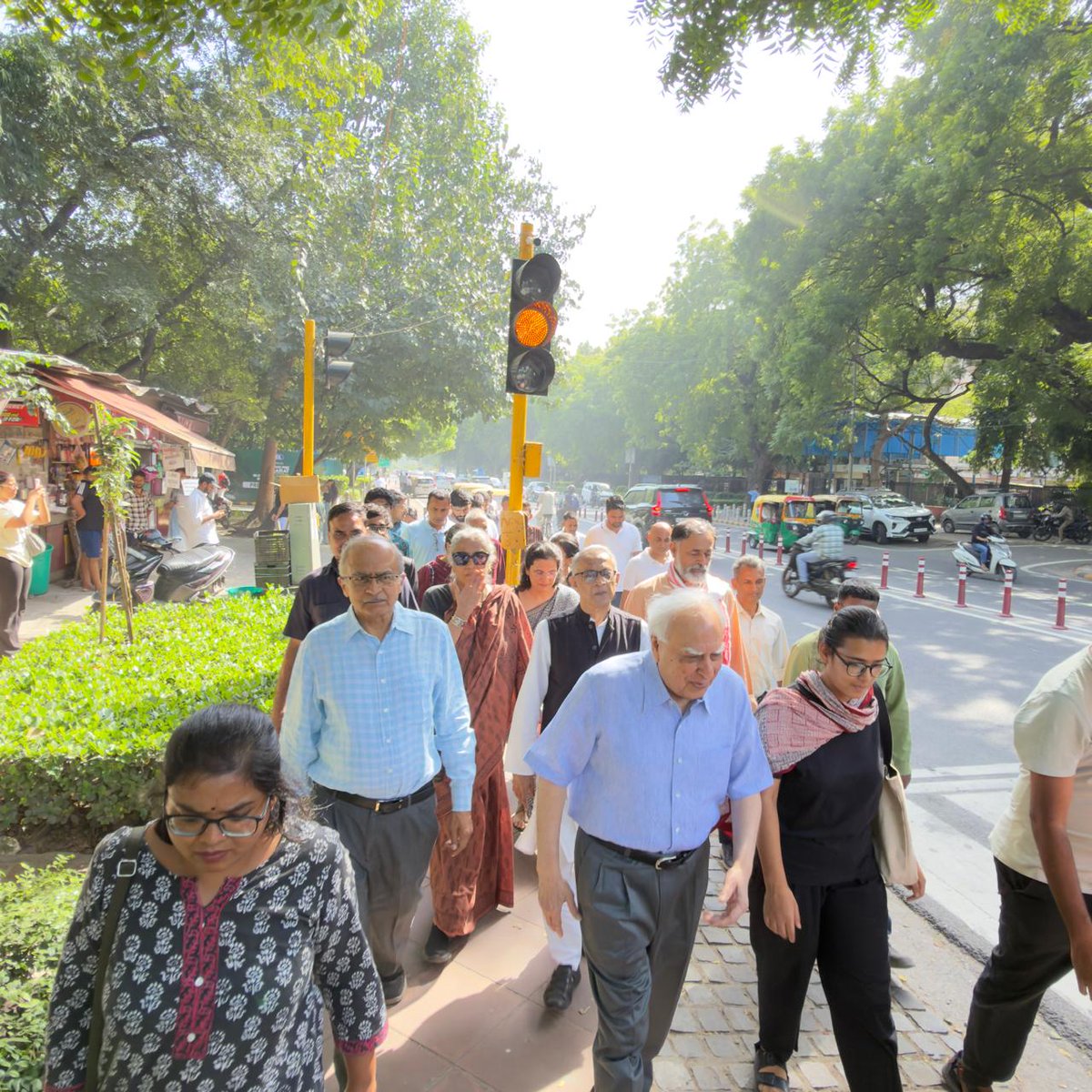 LiveLawIndia's tweet photo. Several lawyers, including Kapil Sibal and Prashant Bhushan, march to Jantar Mantar to protest against Chief Election Commissioner Gyanesh Kumar. https://t.co/Wn2eYWIfIS
