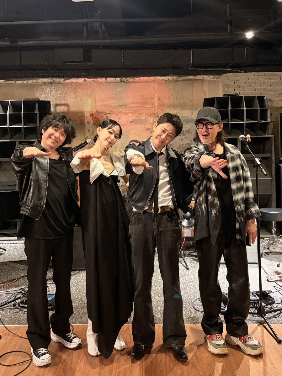 JaurimOfficial's tweet photo. 📸클럽곡소리 BEHIND PHOTO

EP.13 남녀노소! 세대불문! 장르불문! 이 영상 보면 영탁에게 무조건 '꺾어'버림💙 [클럽곡소리] @YOUNGTAK_ABYSS

#자우림 #JAURIM
#자우림씨외2명 #클럽곡소리
#영탁 #YOUNGTAK https://t.co/m06M96JXWf