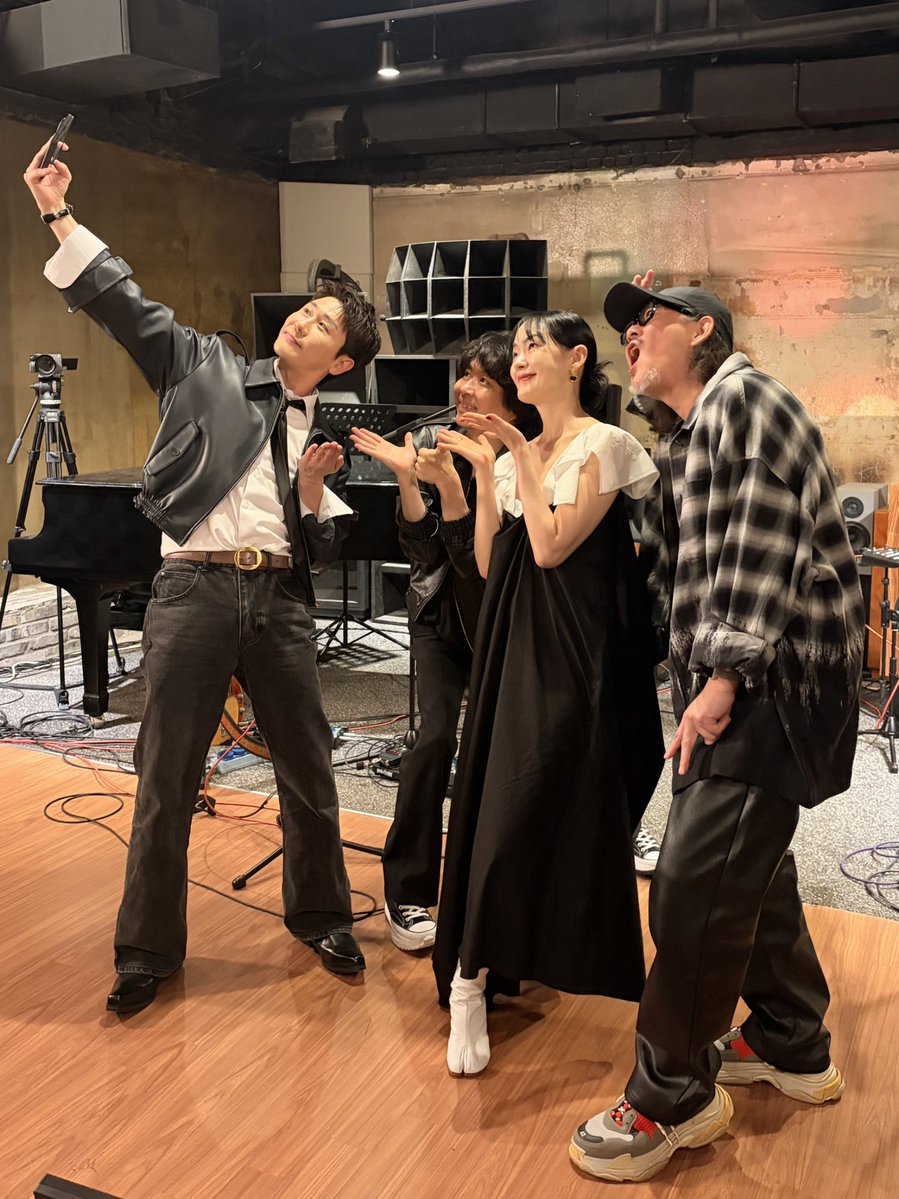 JaurimOfficial's tweet photo. 📸클럽곡소리 BEHIND PHOTO

EP.13 남녀노소! 세대불문! 장르불문! 이 영상 보면 영탁에게 무조건 '꺾어'버림💙 [클럽곡소리] @YOUNGTAK_ABYSS

#자우림 #JAURIM
#자우림씨외2명 #클럽곡소리
#영탁 #YOUNGTAK https://t.co/m06M96JXWf
