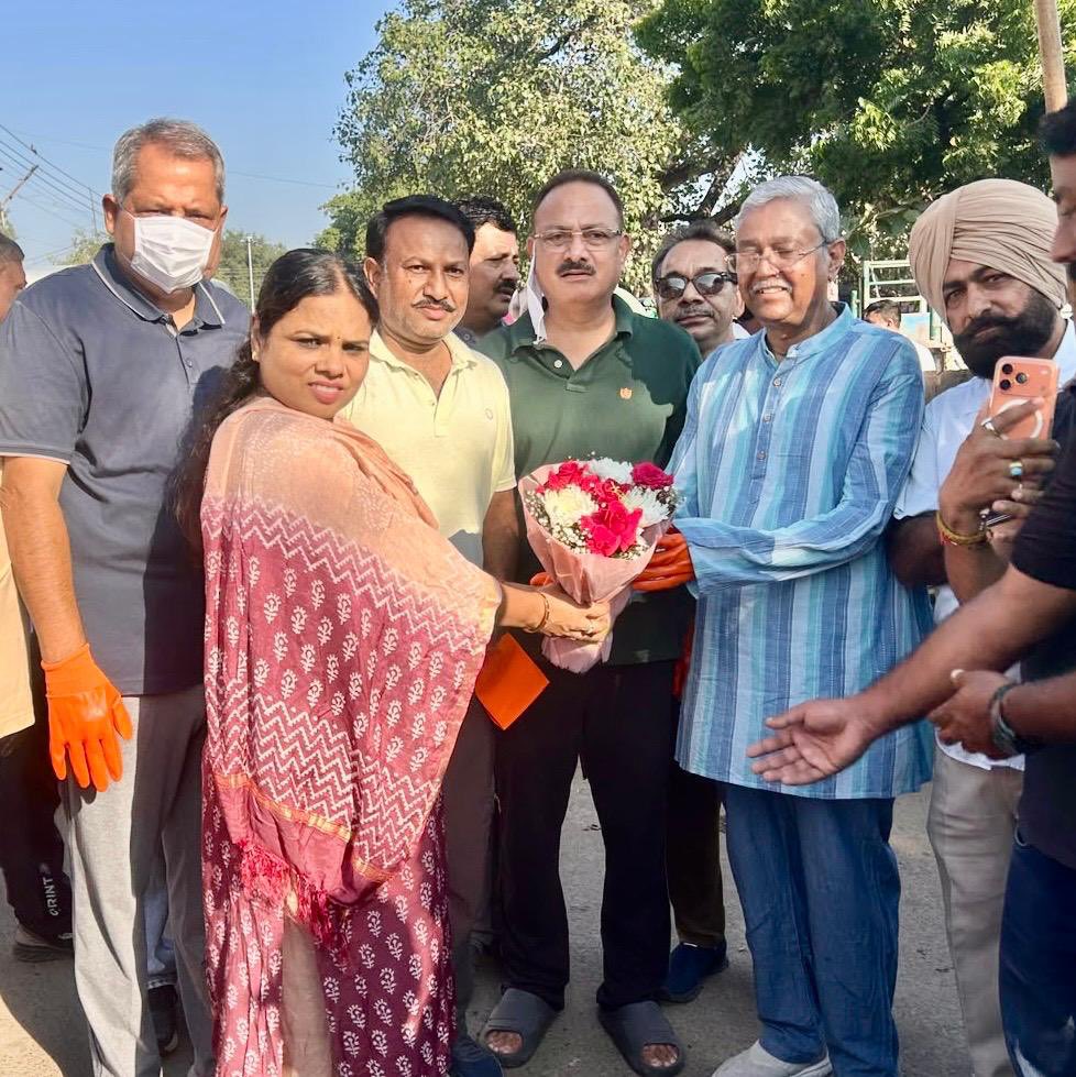 rashmijd78's tweet photo. 🇮🇳 सेवा मेरा योगदान | स्वच्छता ही सेवा 🧹

वार्ड नंबर-3 स्थित सब्जी मंडी में माननीय प्रधानमंत्री श्री @narendramodi जी के जन्मदिवस एवं उनके 25 वर्षों के सार्वजनिक जीवन को समर्पित भाजपा #सेवा_संकल्प_अभियान के अंतर्गत आयोजित ‘सेवा मेरा योगदान — स्वच्छता ही सेवा’ अभियान में @BJP4Chandigarh के प्रदेश अध्यक्ष श्री @JPMalhotra जी के नेतृत्व में @bjpscmorchachd जिला उपाध्यक्ष के रूप में स��्रिय सहभागिता करने का अवसर प्राप्त हुआ।

यह अभियान मेरे लिए केवल स्वच्छता कार्यक्रम नहीं, बल्कि समाज के प्रति अपनी जिम्मेदारी निभाने, जनभागीदारी बढ़ाने और सेवा के संकल्प को मजबूत करने का अवसर है।

इस अवसर पर चंडीगढ़ भाजपा के नवनियुक्त प्रदेश प्रभारी आदरणीय श्री @MahendraP_BJP जी के पहली बार मेरे वार्ड में पधारने पर पुष्पगुच्छ भेंट कर उनका हार्दिक स्वागत एवं अभिनंदन किया।

कार्यक्रम में राज्यस��ा सांसद श्री @satnamsandhuchd जी, पूर्व प्रदेश अध्यक्ष श्री @arunsoodbjp जी, जिला अध्यक्ष श्री @gupta_anup जी, SC मोर्चा प्रदेश अध्यक्ष श्री @AmitKhairwalbjp जी, मोर्चा जिला अध्यक्ष श्री रतन सिंह जी,स्थानीय मंडल अध्यक्ष श्री @varinderjdbjp जी सहित प्रदेश, जिला एवं मंडल के वरिष्ठ पदाधिकारी, कार्यकर्ता तथा सैकड़ों स्थानीय नागरिकों की गरिमामयी उपस्थिति रही।

🧹 स्वच्छ और स्वस्थ समाज केवल सरकार की जिम्मेदारी नहीं, बल्कि प्रत्येक नागरिक क�� सामूहिक जिम्मेदारी है।

अपने वार्ड की जनता के बीच रहकर स्वच्छता, जागरूकता, जनसेवा और विकास के लिए निरंतर योगदान देना मेरा संकल्प है। जनता के साथ जु��़कर, उनकी बात सुनकर और सेवा के माध्यम से समाज में सकारात्मक बदलाव लाने की दिशा में मेरा प्रयास निरंतर जारी रहेगा।

🇮🇳 सेवा ही संकल्प, स्वच्छता ही संस्कार।
जनसेवा के पथ पर निरंतर समर्पित।

भारत माता की जय! 🇮🇳

#SevaMeraYogdan #SwachhataHiSeva #SevaSankalp #BJPChandigarh #Ward3 #BJP #SCMorcha #Janseva #SwachhBharat #NarendraModi
@blsanthosh 
@BJPSCMorcha 
@blsanthosh 
@SanjayNirmalbjp 
@LalSinghArya 
@shivesh4BJP 
@tarunchughbjp 
@manthriji 
@TawdeVinod 
@saudansinghbjp