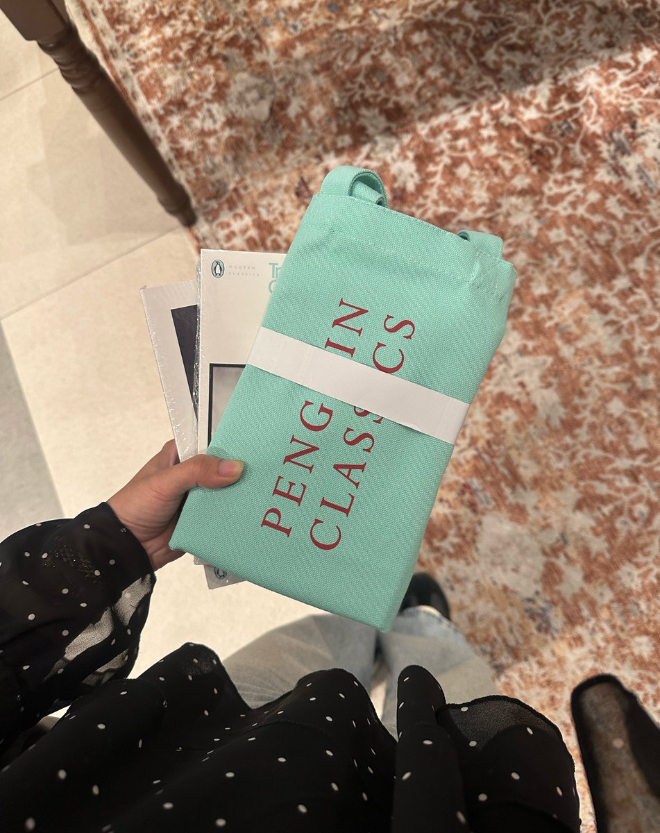 icedteafatihah's tweet photo. i redeemed my penguin classics tote today <3 https://t.co/ihLRY1F4Df