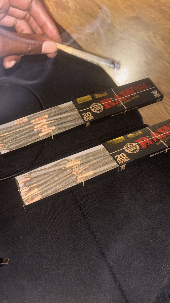 solo_get_it's tweet photo. I smoke a lot 42 prerolls inna day 😣
#baltimore🫳🏾🔥 https://t.co/Zjn4WbPofU