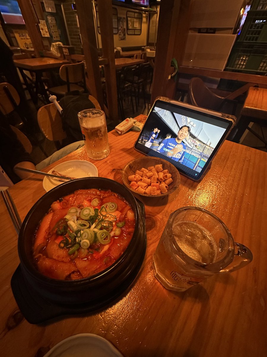 ywooos's tweet photo. 야빠는 술집 와도 엔튜브를 봐… https://t.co/xVdbeFefDa
