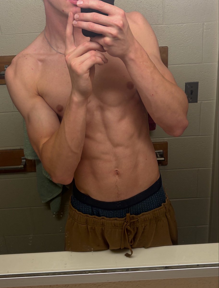 sssanteria's tweet photo. need to clean this mirror https://t.co/lteGMTRfNu