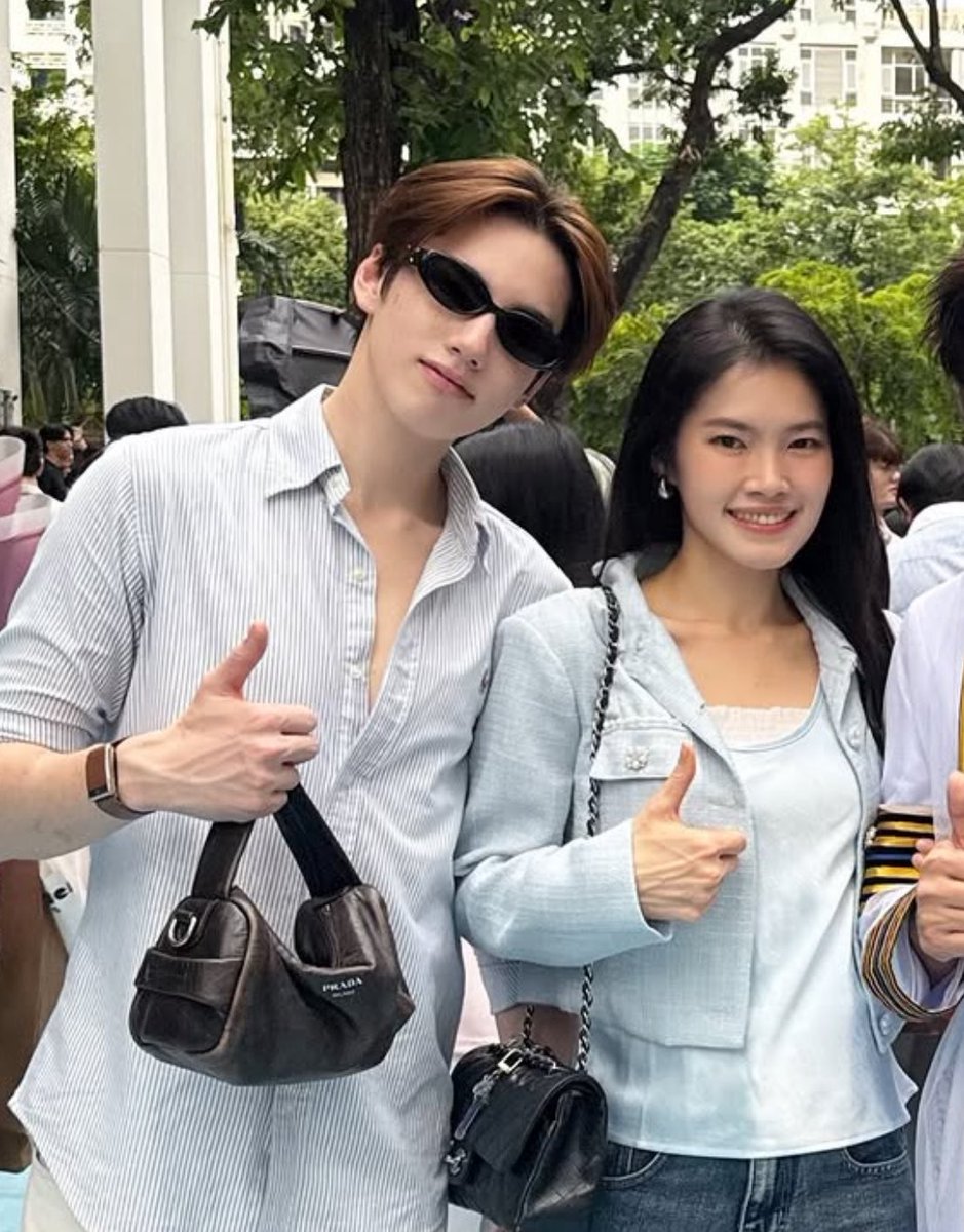 _skv1996's tweet photo. ต่อให้ไม่เป็นดารา คนดัง ยังไงเดินผ่านไปเจอก็ต้องเหลียวมองคอเคล็ดอ่ะ https://t.co/ibCkg0B8We