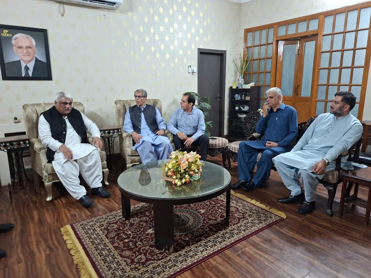 Raashidbvirk's tweet photo. صوبائی وزیر صحت خواجہ سلمان رفیق صاحب کی ورک ہاؤس آمد،
مرحوم ایم این اے محمود بشیر ورک کے انتقال پر انکے بیٹے (امیدوار این اے 77) راشد بشیر ورک سے اظہار تعزیت۔
@SalmanRafiquePK #NA77 #Gujranwala #PMLN https://t.co/dpsndxT8k8