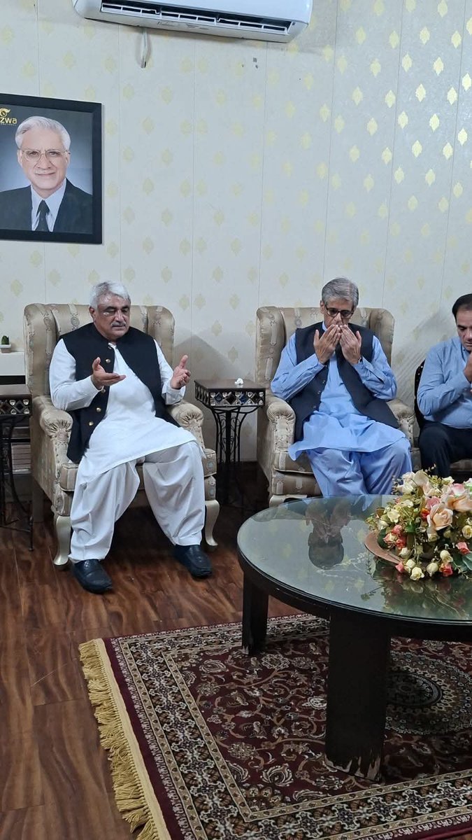 Raashidbvirk's tweet photo. صوبائی وزیر صحت خواجہ سلمان رفیق صاحب کی ورک ہاؤس آمد،
مرحوم ایم این اے محمود بشیر ورک کے انتقال پر انکے بیٹے (امیدوار این اے 77) راشد بشیر ورک سے اظہار تعزیت۔
@SalmanRafiquePK #NA77 #Gujranwala #PMLN https://t.co/dpsndxT8k8