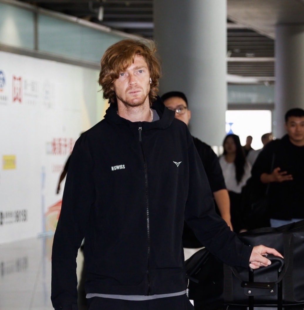 atptxtt's tweet photo. His hair has an identity crisis😂
ginger? strawberry blonde? everyday is a surprise😂 https://t.co/ptLRqEHapl