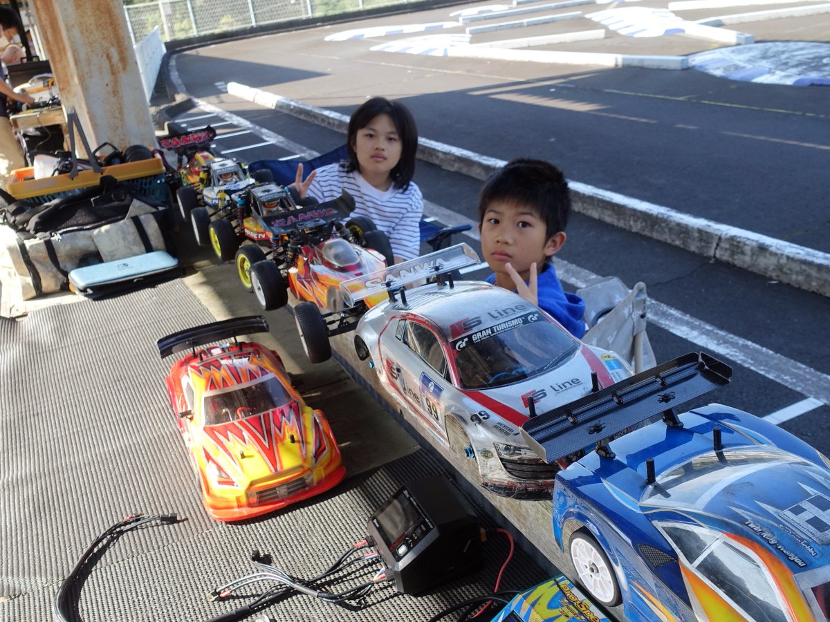Yukizenkai2008's tweet photo. ほんぐう、快晴のなか大盛況！☀️️

チャレGT仕様は相変わらずのローグリップに苦戦…

これまでウイングを軽くしてアンダーを解消しようとしていたが、逆に「ウイングをしっかり効かせる」方がアンダーが改善する今さらながらの発見が💡

小4とバギーのジャンプ練習もできた楽しいラジだった🚗💨 https://t.co/5Y3GbFYpBq