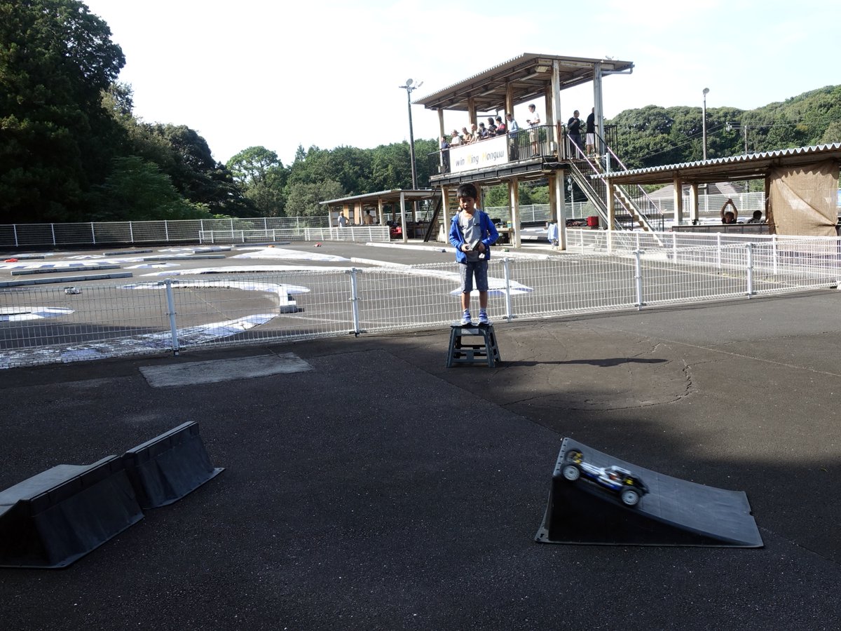Yukizenkai2008's tweet photo. ほんぐう、快晴のなか大盛況！☀️️

チャレGT仕様は相変わらずのローグリップに苦戦…

これまでウイングを軽くしてアンダーを解消しようとしていたが、逆に「ウイングをしっかり効かせる」方がアンダーが改善する今さらながらの発見が💡

小4とバギーのジャンプ練習もできた楽しいラジだった🚗💨 https://t.co/5Y3GbFYpBq