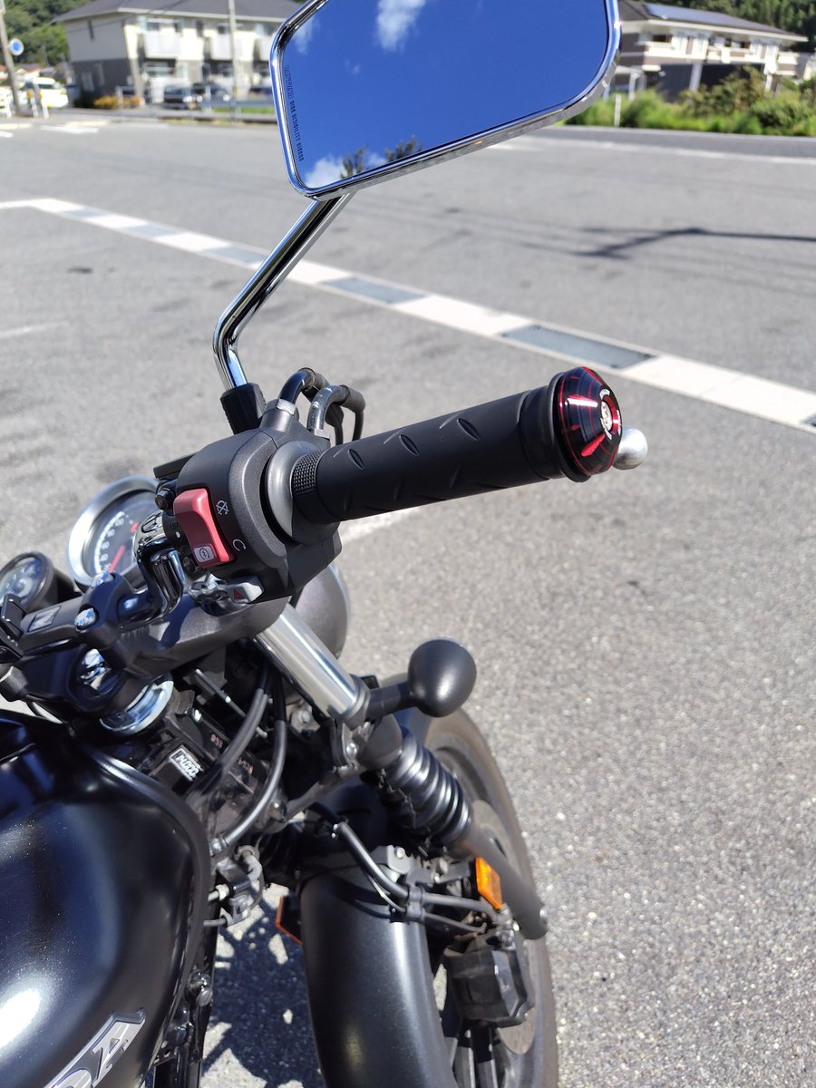 TengS97727's tweet photo. 今日はDAYTONAのバーエンドに交換したので試運転して来ました🏍
純正品より少し軽いので交換前より振動が若干手に伝わる感じが増えた様な気がしますが赤の差し色がカッコイイので気に入りました🤗
結局下道を230キロ程走ってました🤣
#GB350 
#DAYTONA https://t.co/sk1o989heA